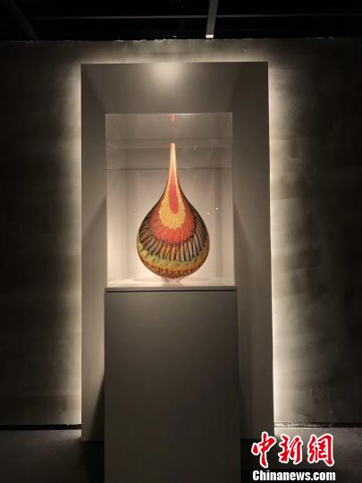 意大利“国宝”玻璃艺术大师利诺。塔亚彼耶得拉首次中国个展《再也不会有的Lino Tagliapietra》亮相上海琉璃艺术博物馆。　申海 摄
