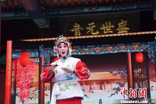 中国京剧十台甫票杨丽红现场演唱京剧《花田错》。　于俊亮 摄