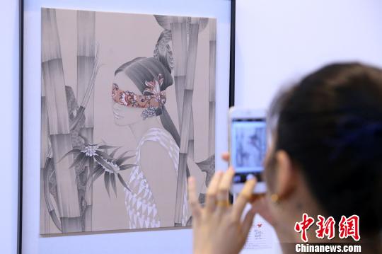 8月31日，第20届北京艺术展览会在中国国际展览中心开幕，个中的经典名家艺术展区约请到周昌新艺术基金持续参展。图为展出的该基金获奖艺术家作品吸引了现场观众的留意。(完) 韩海丹 摄