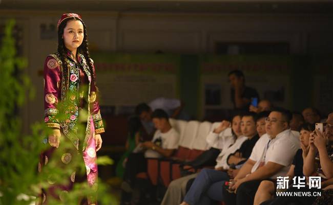 新疆哈密：传统刺绣“对话”当代生活