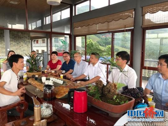 交流团一行赴福安市社口镇茗科坦洋工夫优质茶业基地交流。　夏芳 摄