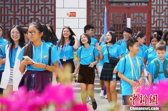来自比利时和西班牙的40名海外华裔青少年对此次“金城”兰州和“古甘州”张掖之旅充满了期待。　高展 摄