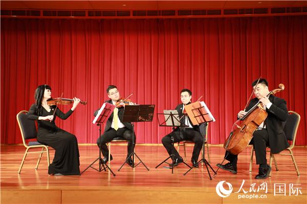 当晚，上海交响乐团的音乐家们为来宾献上了精彩的表演。郑琪 摄