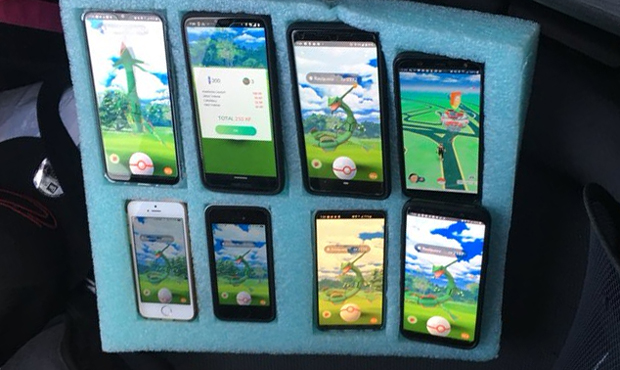 华州巡警发现一名司机驾驶途中同时操作八个手机游戏（图片来自华州巡警）