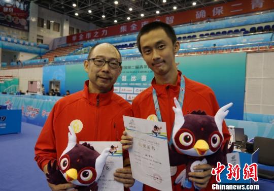 来自美国的华裔运动员林华风和父亲林峰。　张怡 摄