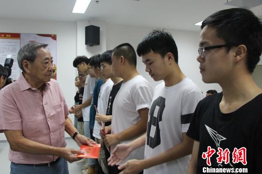 陈祖昌先生为40名大学新生每人发放奖学金。　钟欣 摄