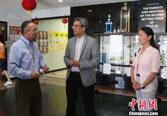 图为当地时间8月17日，新任中国驻休斯敦总领事蔡伟(左二)访问华夏中文学校。　曾静宁 摄