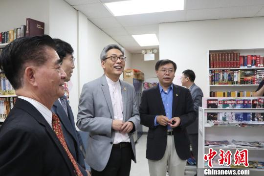 图为当地时间8月17日，新任中国驻休斯敦总领事蔡伟(左三)访问中国人活动中心内靳宝善中文图书馆。　曾静宁 摄