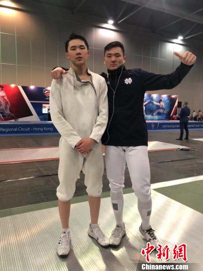 美籍华裔运动员郭世聪与弟弟。　受访者供图 摄
