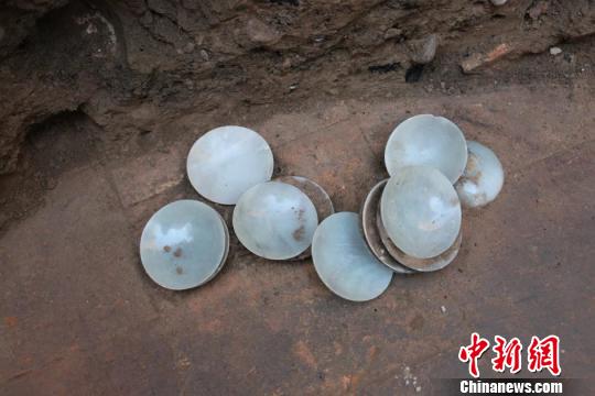 中国侨网科克塔什陵墓出土的玉碗。　多丽梅/供图　