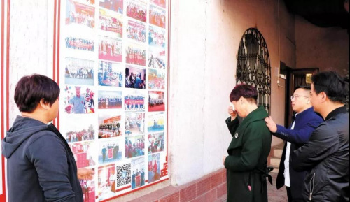 吉尔吉斯斯坦比什凯克华助中心主任杨彩平(左)向施文彬的家人介绍他生前的工作事迹。来源：丝路新观察报