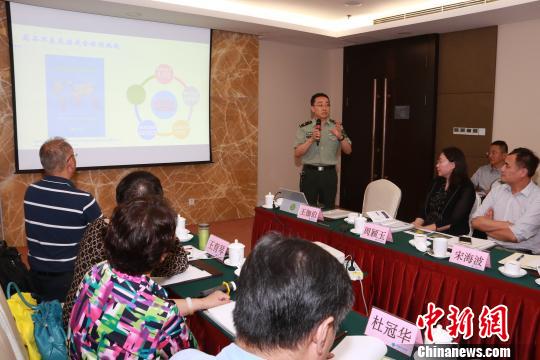 全军中医药研究所副所长王伽伯向与会专家介绍“安全用药”APP建设情况。　陈爱平 摄