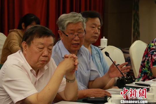 中国工程院院士、天津药物研究院名誉院长刘昌孝在评审会上发言。　陈爱平 摄