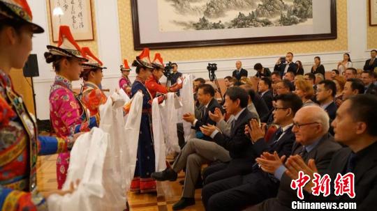 图为甘肃张掖市裕固族演员向嘉宾敬献哈达。张掖市文化广电和旅游局提供