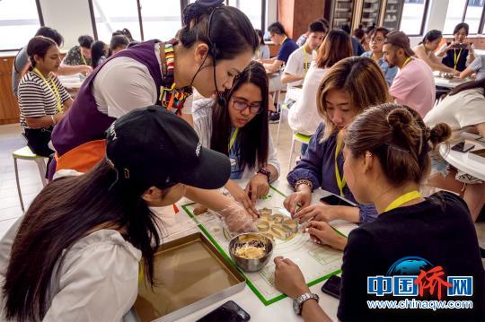 中国侨网留学生体验椰子饼干的制作过程。　黄敏　摄