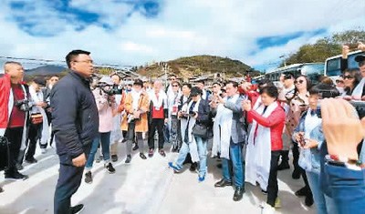 　华媒代表们在松潘县川主寺镇林坡村了解脱贫攻坚成果。