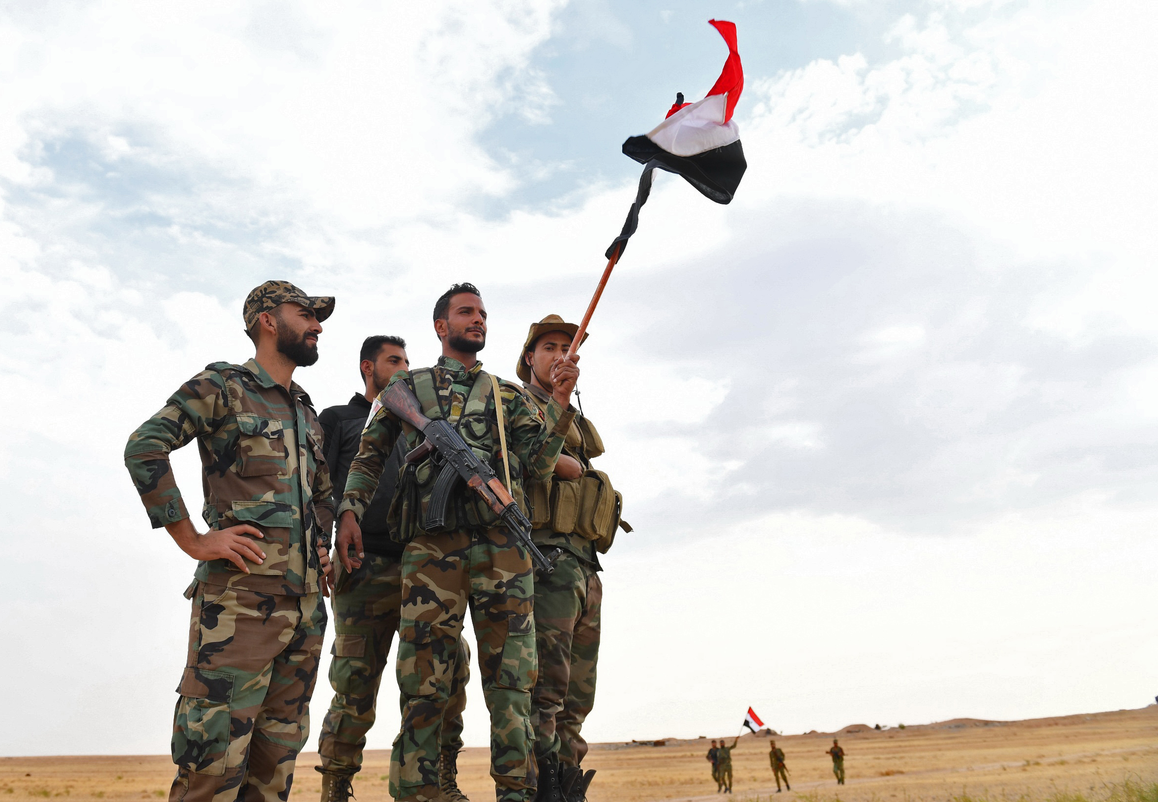syria troops raqqa flag