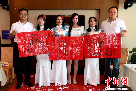 漳浦剪纸艺人把现场创作作品“华文媒体 行走中国”赠送给海外华文媒体代表。　王东明　摄