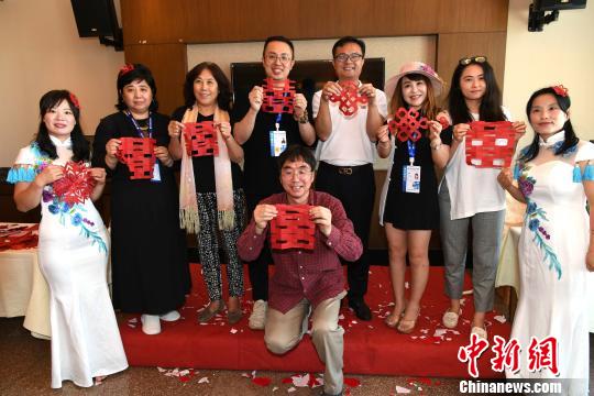 海外华文媒体代表体验漳浦剪纸艺术文化。　王东明　摄
