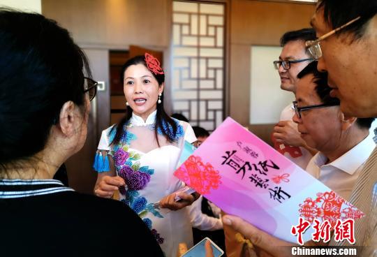 海外华文媒体代表与漳浦剪纸传承人卢淑容互动交流。　张金川　摄