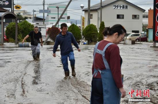 “海贝思”入侵日本带来破纪录大雨，引发大范围洪灾。图为民众在洪水退去后进行清淤工作。