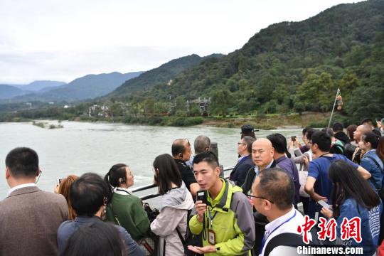 海外华媒参访都江堰水利工程。　张浪 摄