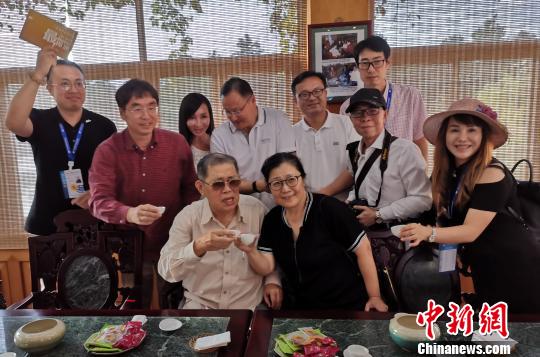 大陆知名台商、天福集团总裁李瑞河“以茶代酒”欢迎海外华文媒体代表前来参访。　张金川 摄