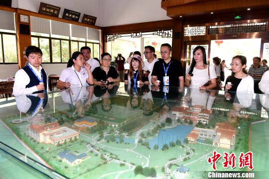 海外华文媒体代表参访天福集团。　王东明 摄