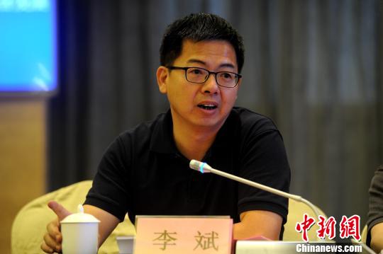 东山县委常委、宣传部长李斌主持研讨会，并与海外华文媒体互动交流。　张金川 摄
