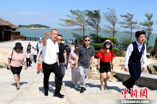 研讨会后，海外华文媒体代表参访东山关帝文化园。　张金川 摄