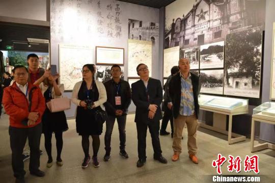 海外华文媒体代表一行在纪念馆参观。　苗志勇 摄