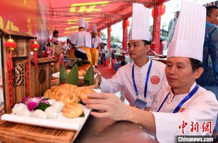 广东梅州代表队制作“客家梅菜包”。　黄水林 摄