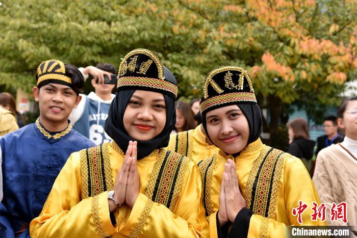 印尼的两位女学生频频祝福路人。　朱志庚 摄