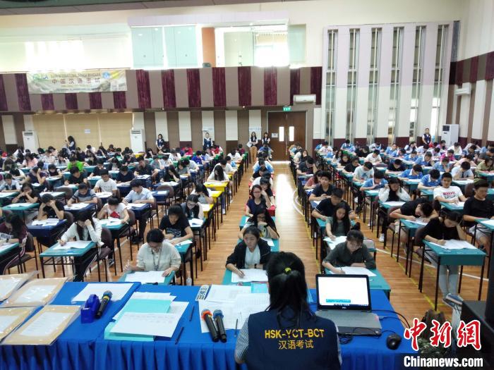 中国侨网10月27日，由印尼文教部华文教育综合统筹处和雅协组织的印尼2019年汉语水平考试（HSK）在全国十几个考点同时进行，9516名印尼学子参考。　卢鹏　摄