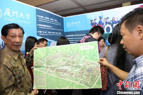 图为厦门大学参展人员向咨询者展现“中国最美校园”地图。　林永传 摄