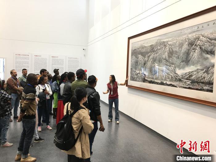 留学生参观武汉理工大学艺术馆，近距离接触中国文化 马芙蓉 摄