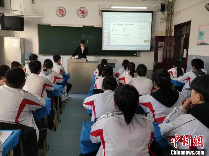 方正县第一中学学生在上日语课。　姜辉 摄