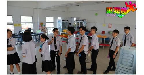 中国侨网图为下课时，学生排队在购物，他们皆以电子钱包付费。（马来西亚《中国报》 王绥富/摄）