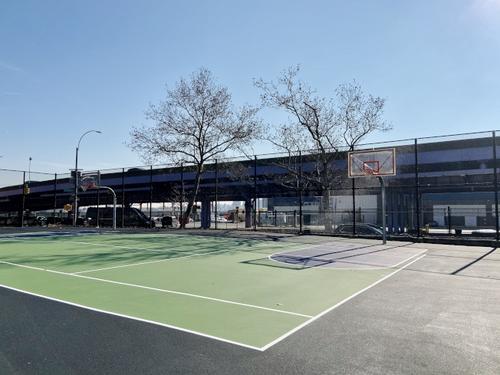 中国侨网图为双文学校旧新操场包括篮球场及网球场。（美国《世界日报》/郑怡嫣 摄）