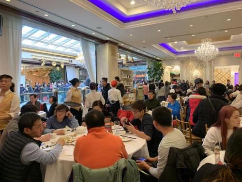 中国侨网图为不少外州食客感恩节当日前往纽约法拉盛的中餐厅与家人吃团圆饭。(美国《世界日报》／牟兰 摄)