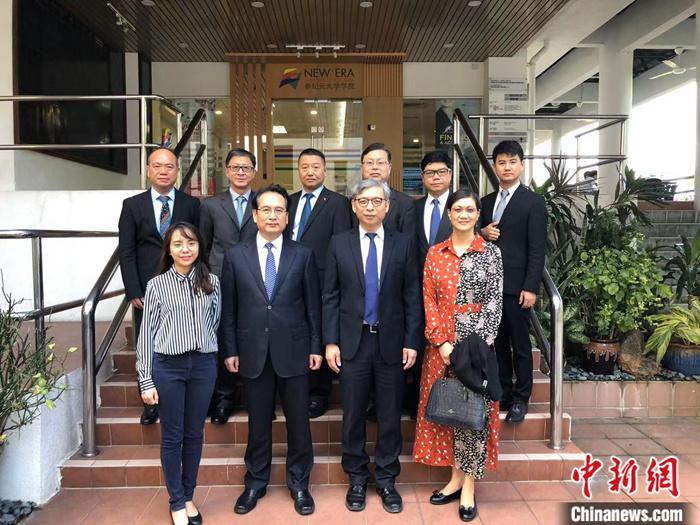 12月5日到6日，中华海外联谊会副会长谭天星率代表团访问马来西亚，图为谭天星一行参访马来西亚新纪元大学学院。代表团供稿