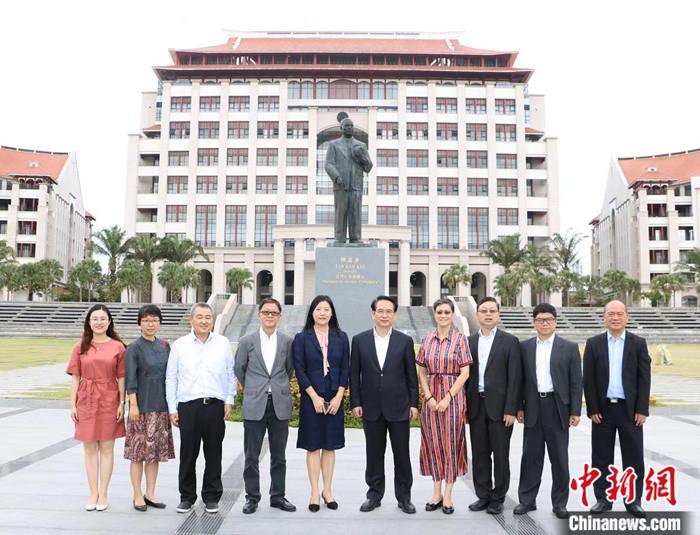 中国侨网12月5日到6日，中华海外联谊会副会长谭天星率代表团访问马来西亚。图为谭天星一行参访厦门大学马来西亚分校。代表团供图
