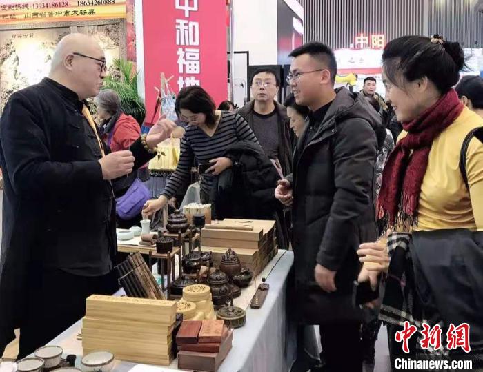 钱松涛借着民众询问的机会，向他们普及中国的香文化。　杨佩佩 摄