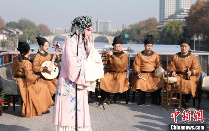 浙江昆剧团国家一级演员杨崑在运河边表演昆曲。　徐军 摄
