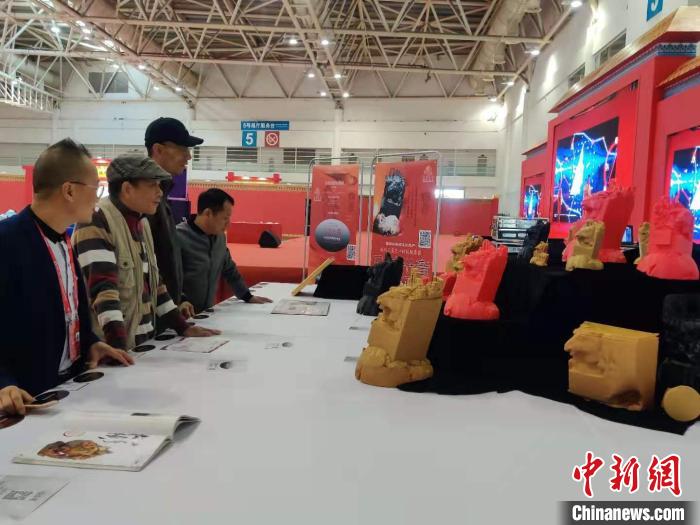 台湾墨玉雕刻作品《马首是章》的意述脱胎胚体在第三届中国(福州)世界遗产主题文化博览会上展出，格外引人注目。　叶秋云 摄