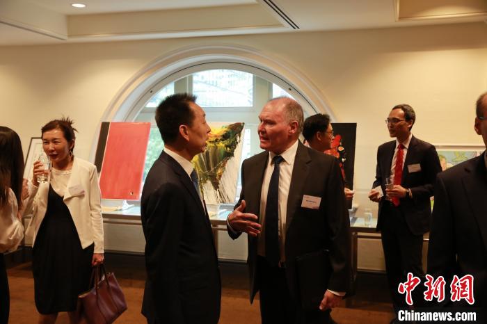 中国光大银行悉尼分行行长于洪德(前左)与来宾交谈。　陶社兰 摄