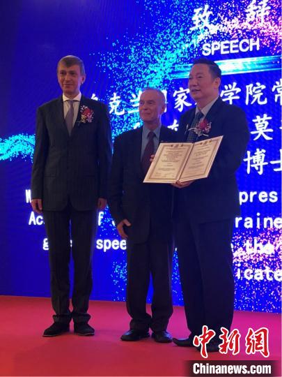 蔡志明教授(右)获得乌克兰国家科学院荣誉博士称号。　钟欣 摄