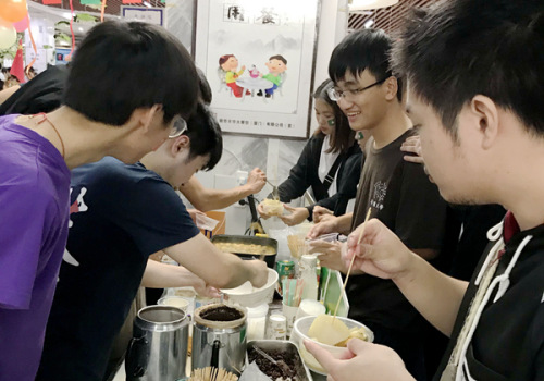 境内外学子们品尝美食（图片来源：华侨大学网站）