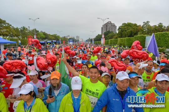 中国侨网近万名选手参与马拉松。　骆云飞　摄