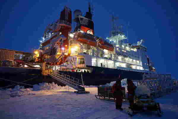 德国破冰船“北极星号”停泊在一块浮冰旁；接下来的一年间，科学家们希望随冰漂流，开展研究。本文图均为 拉文娜·科尼格 摄